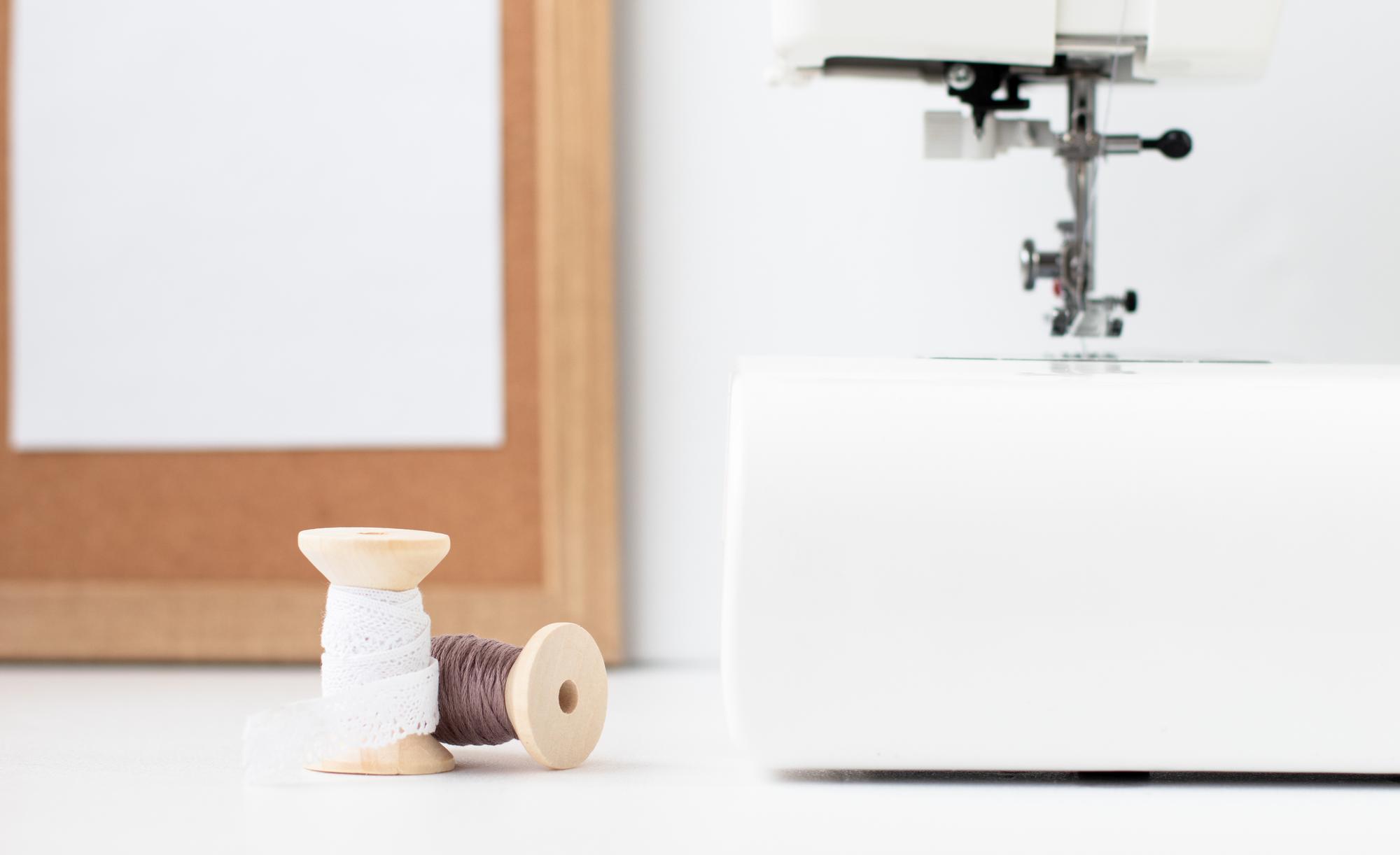 Atelierraum mit Stickmaschine und Tisch